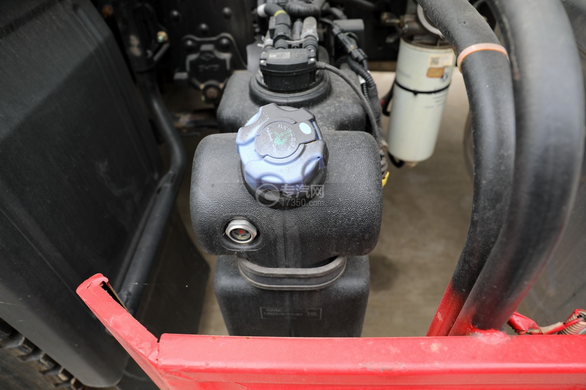 散装水泥专用车——东风单桥国六粉粒物料运输车