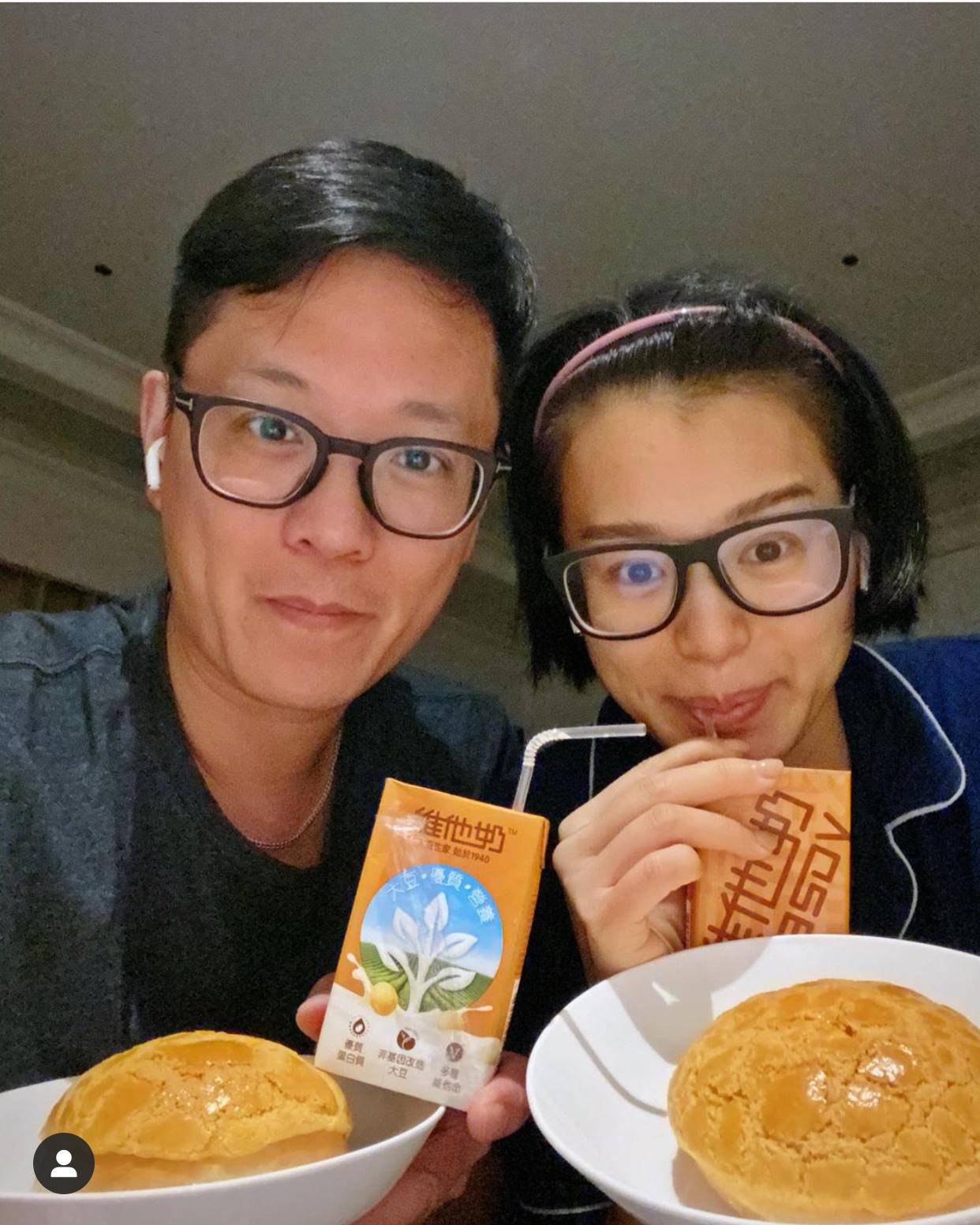 胡杏儿儿子手指受伤喊爸爸叫救护车太萌！趴在爸爸身上眼大睫毛长