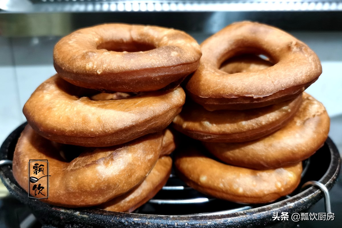 孩子爱吃甜甜圈，一斤面粉炸一堆，巧克力融化后一蘸，和买的一样