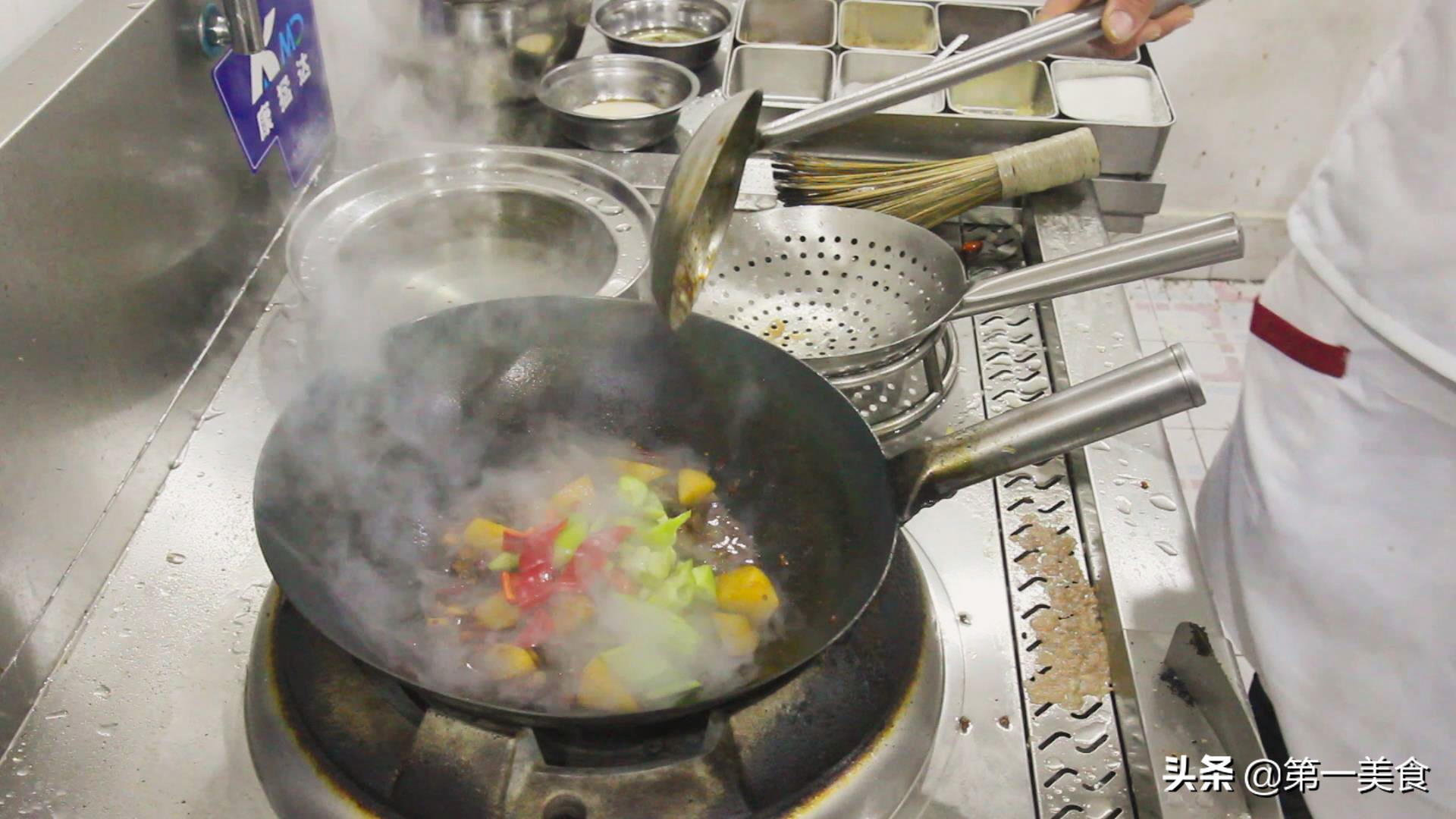 图片[7]-土豆烧牛肉做法步骤图 色泽红润的-起舞食谱网