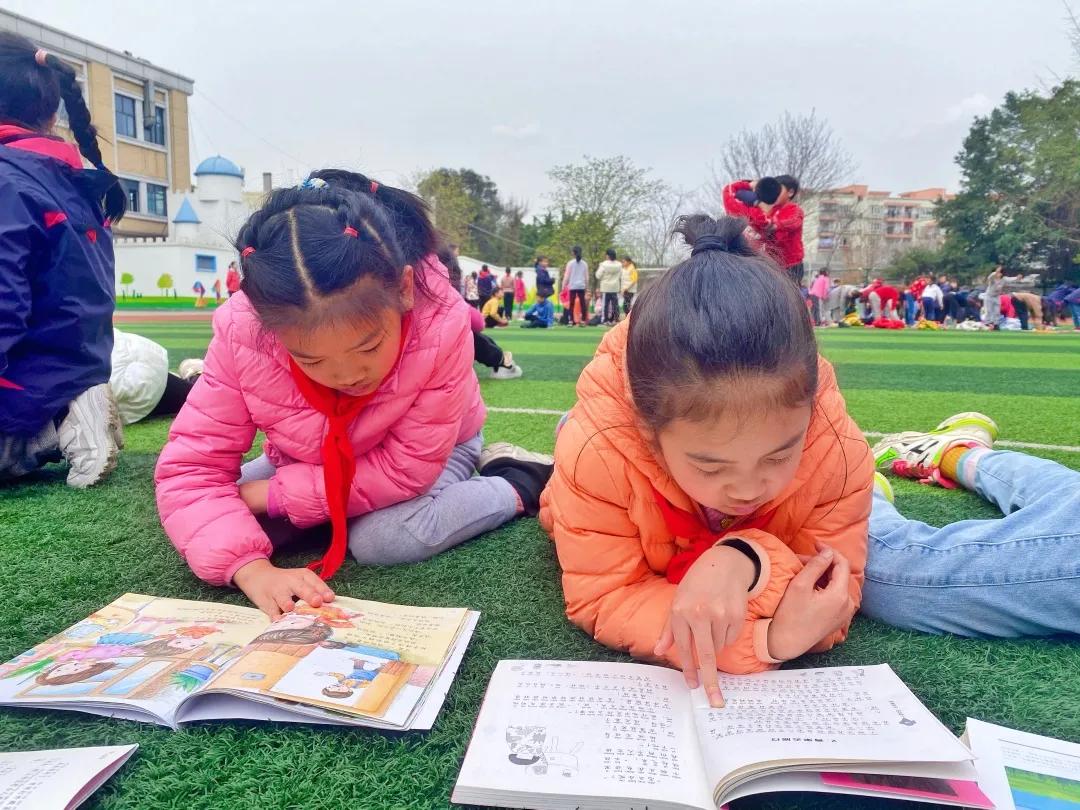 带上五官到校园里寻找春天——成都市华中附小大自然的语文课