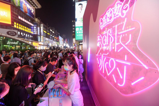 一年全国销量突破37万，宏光MINIEV举办潮妆大秀发布马卡龙秋色