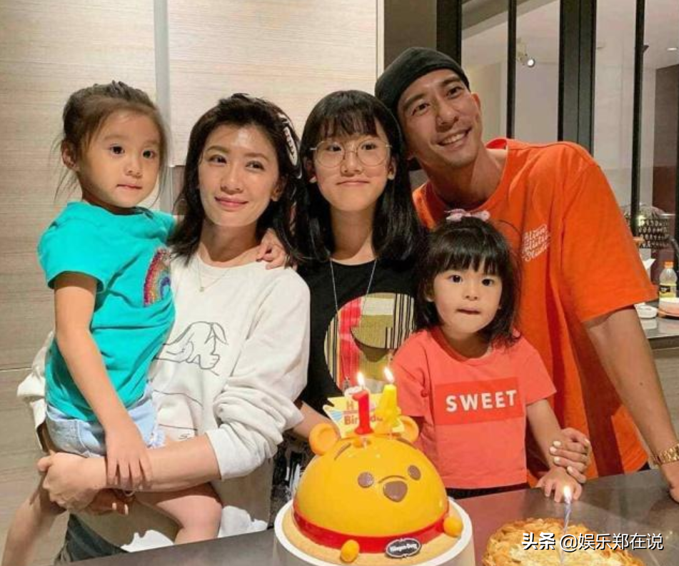 梧桐妹曬和咘咘戴眼鏡同框照，Bo妞換牙僅剩兩顆小虎牙成功搶鏡