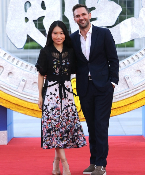 张艺谋大女儿气质不俗，与外籍老公一起走红毯，穿印花裙美得大方
