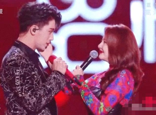 张雨绮与小7岁男星上演摸脸杀！穿花秋衣被指违和，还撞脸李湘？