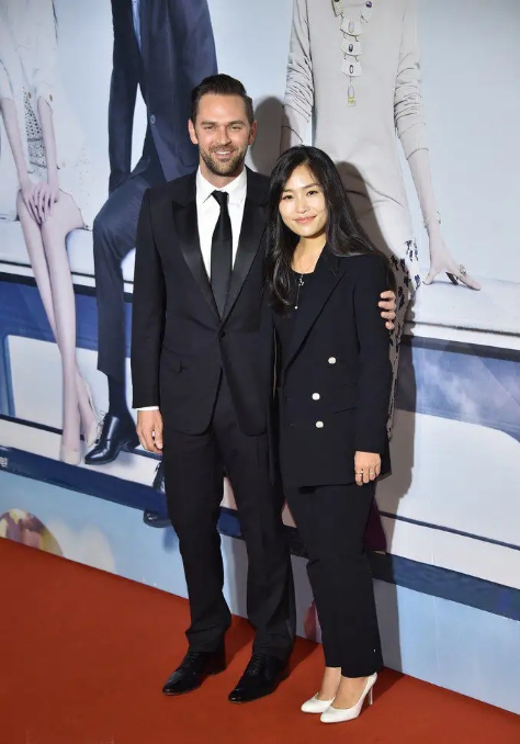 张艺谋39岁娇妻晒照！37岁长女穿迷彩衣显娇小，