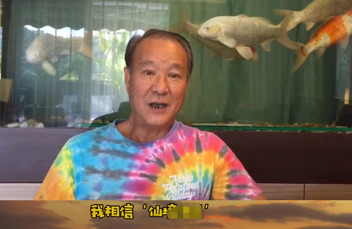 68岁李修贤罕现身，脸圆发福老年斑明显，曾帅到与周润发齐名