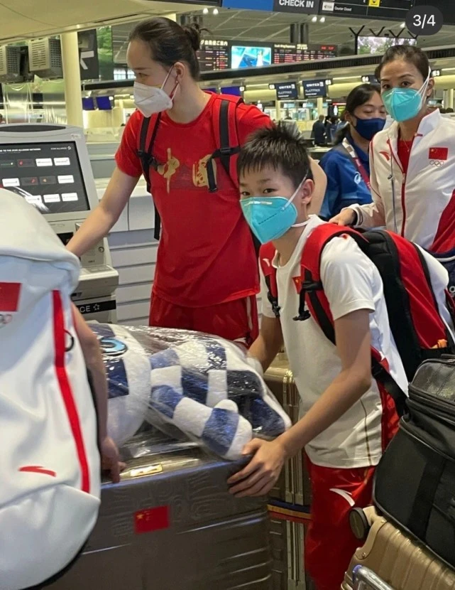 14岁全红婵当冠军仍不忘初心！穿白T住上下床，坚持训练长腿抢眼