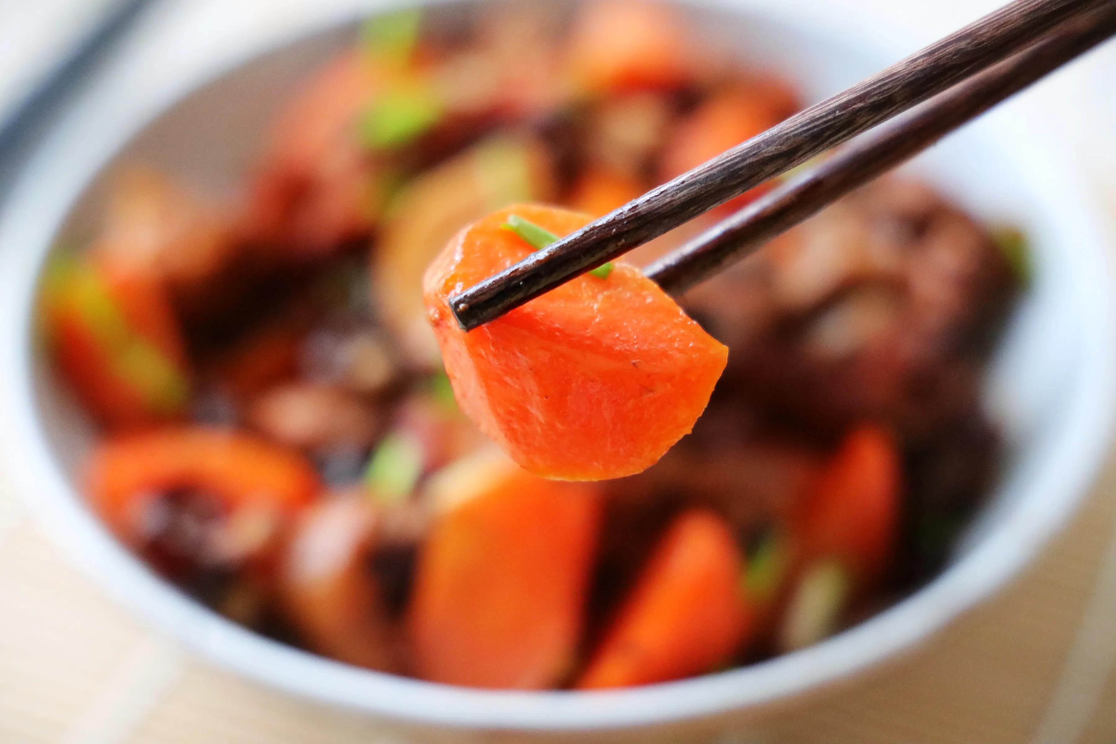 鸡腿肉炖胡萝卜蘑菇，秋季可以常吃的家常菜，营养丰富，食材简单