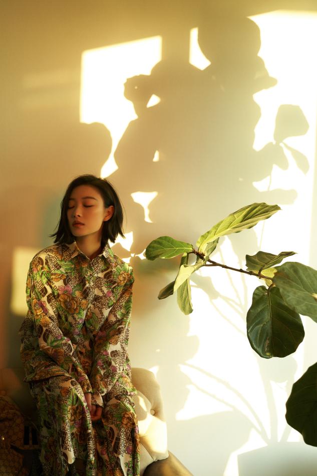 倪妮和刘诗诗同登杂志封面，网友：这气质差距