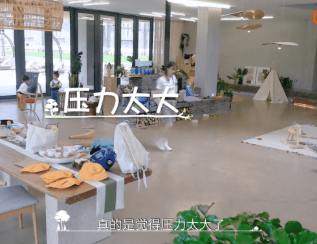 郑爽新综艺“放飞自我”，吃饭做事搞特殊，谭