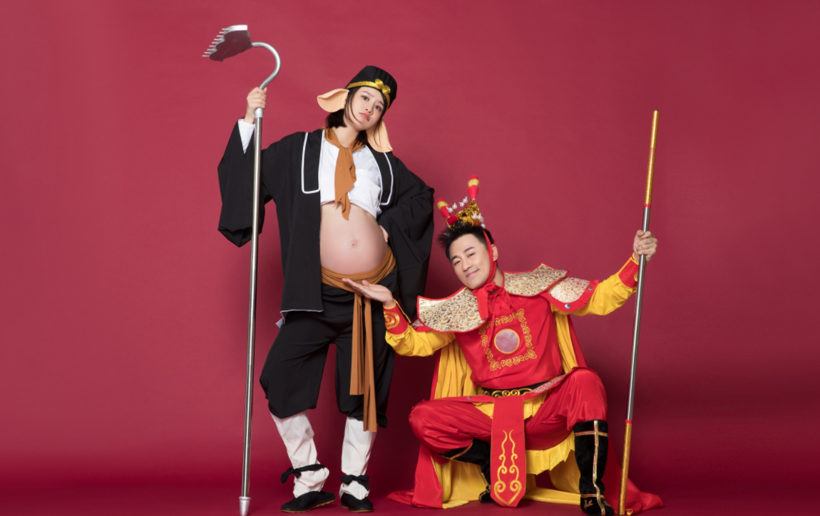 林峯官宣当爹，与张馨月共晒孕肚cos写真，恩爱又诙谐