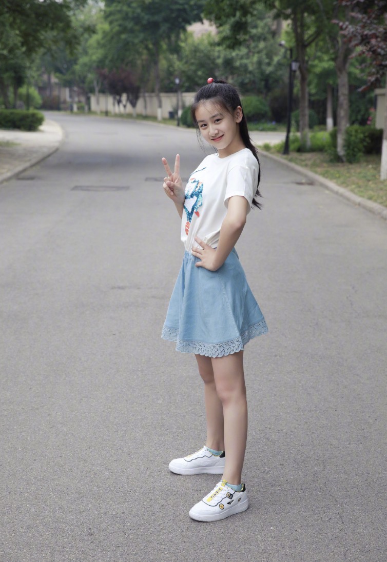 13歲天天長大了，穿西裝打領帶氣質佳，外形帥氣被讚像霸道總裁