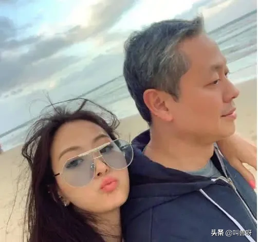 13岁就被富豪看中，追了6年终于追到手，如今4