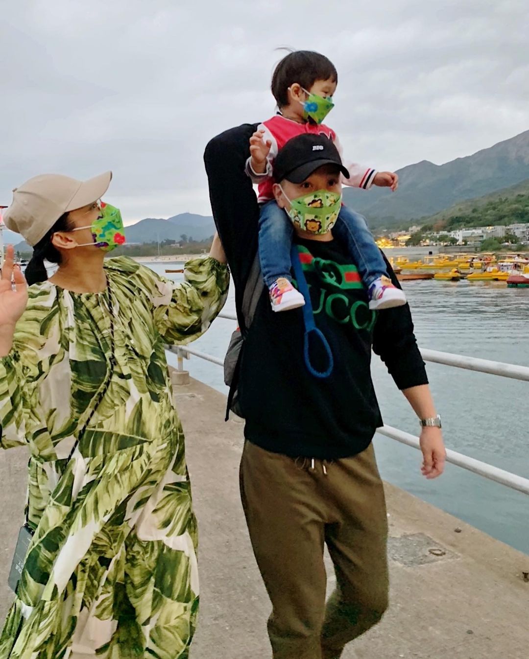 胡杏兒挺孕肚陪家人出遊，互動溫馨有愛，李乘德當車夫大展爸爸力