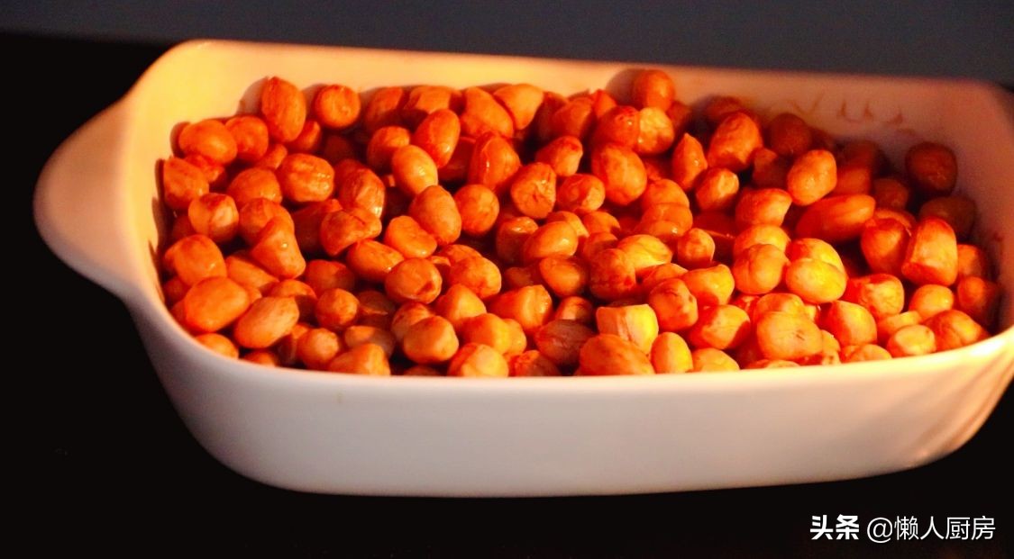 原來用微波爐也能做花生米，撒點鹽倒入水，這是鹽焗花生米的做法