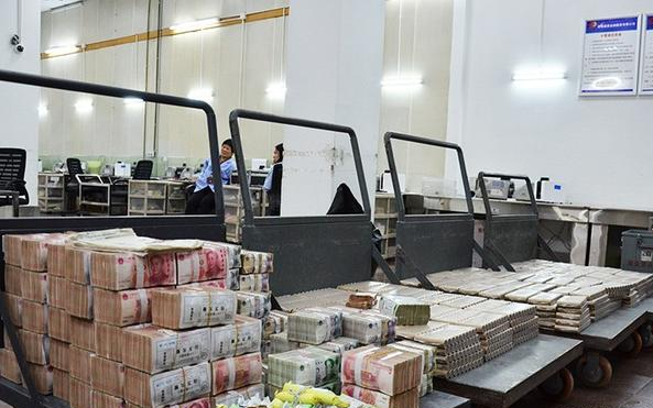 银行失误把储户800元打成800万，储户拿走钱花完，需要归还吗？