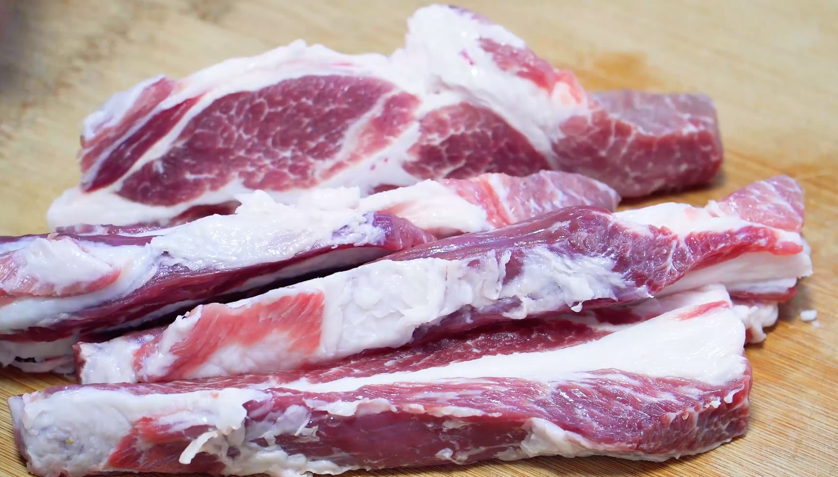 蜜汁叉燒肉，一個電飯煲就能輕鬆搞定，鮮嫩多汁，好吃到停不下來