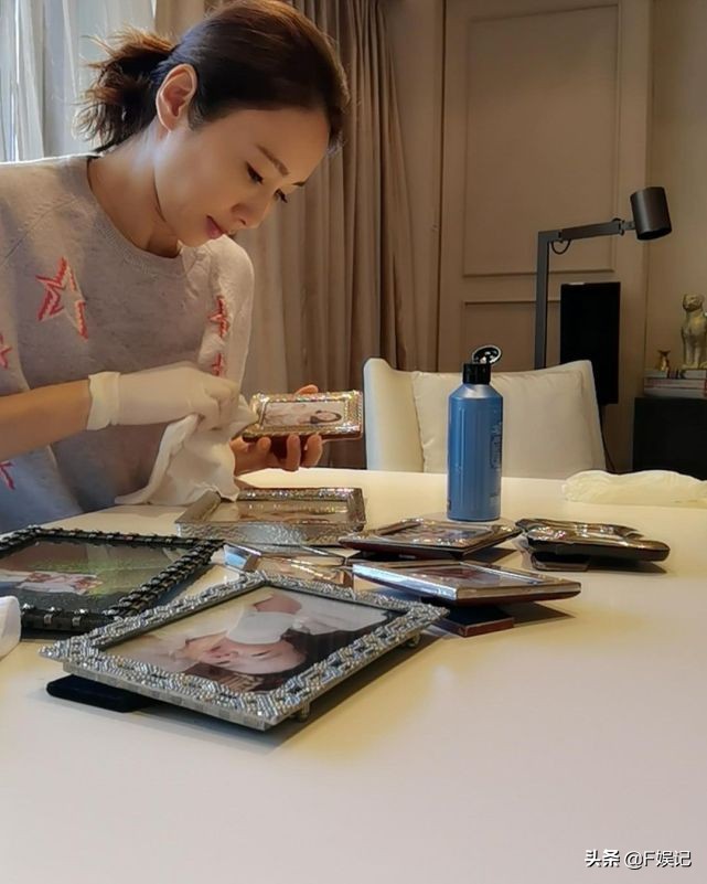 黎姿罕見曬3位女兒嬰兒時的正面照細心清潔一家五口的幸福相片