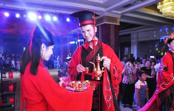美国男子拿出中国国籍提出求婚，诚意十足，女方父母欣然接受