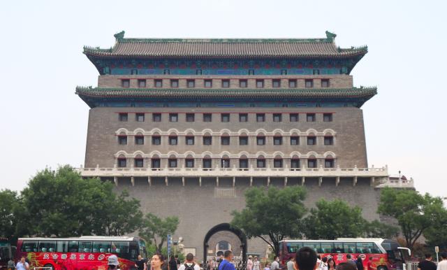 北京前门大街，游客人山人海，全聚德等多家老字号最抢眼