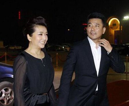 江珊：閃婚震驚一時，與靳東姐弟戀5年，如今54歲卻依舊美如少女