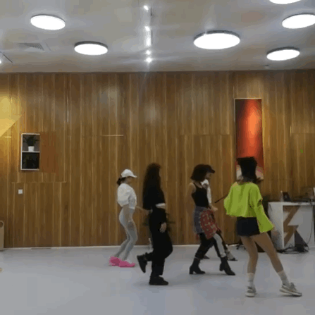 《乘风破浪》练习室曝光，姐姐们抗议穿制服，