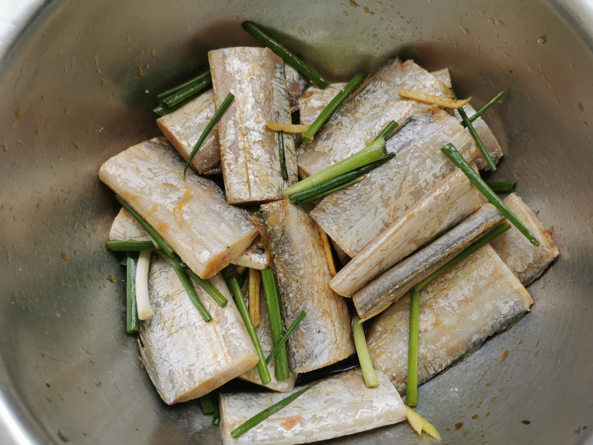 秋天了，有钱没钱多吃这鱼，肉嫩刺少，不裹粉不油炸，无油烟吃法