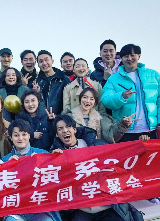 周冬雨同学聚会低调站边角，笑出双下巴，承包26人费用壕气十足