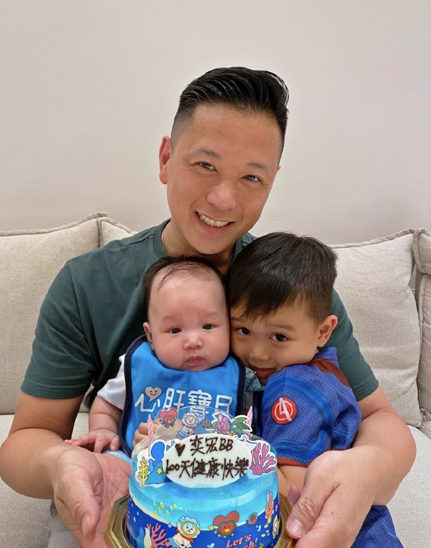 胡杏儿一家五口另类同框，为幼子庆祝百日，三胎与老大长相神相似