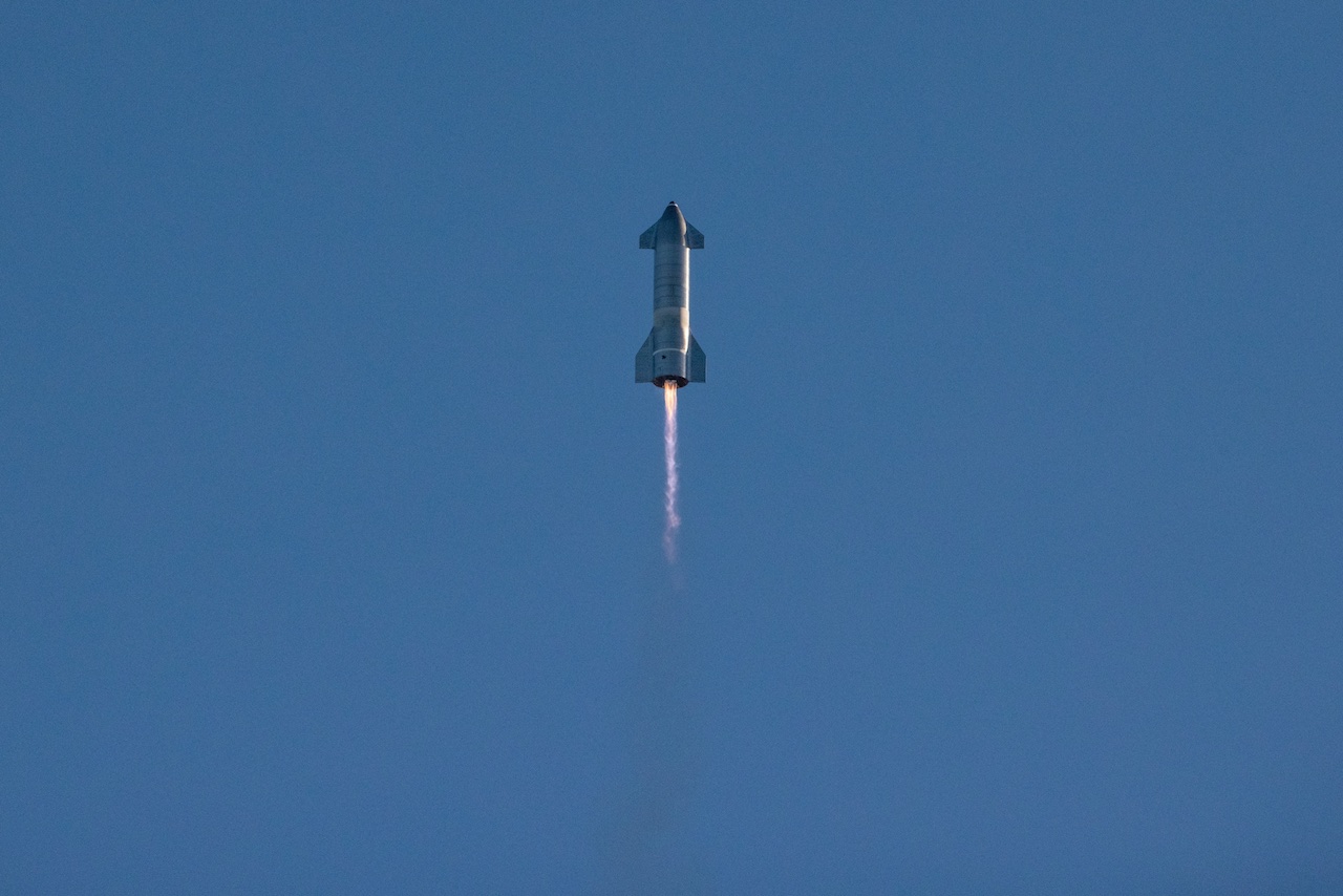 炸了！SpaceX星舰SN8一飞冲天，着陆时发生爆炸