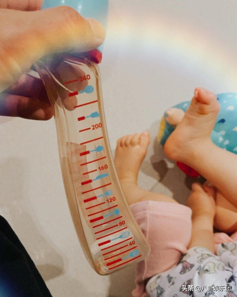 恭喜！周柏豪突然宣布再做爸爸，怀抱宝宝的眼神温柔，画面超温馨