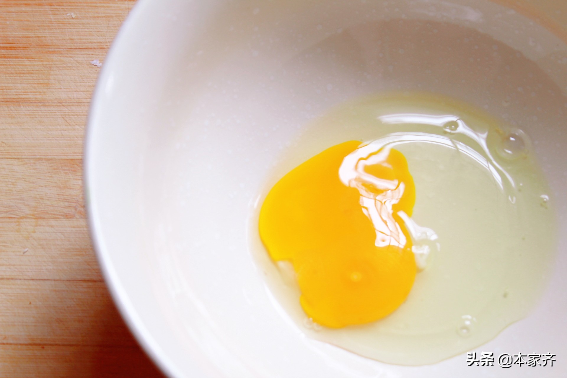 蛋酥花生米的做法，一個雞蛋一碗麵粉，好吃好做，一口一個真是香