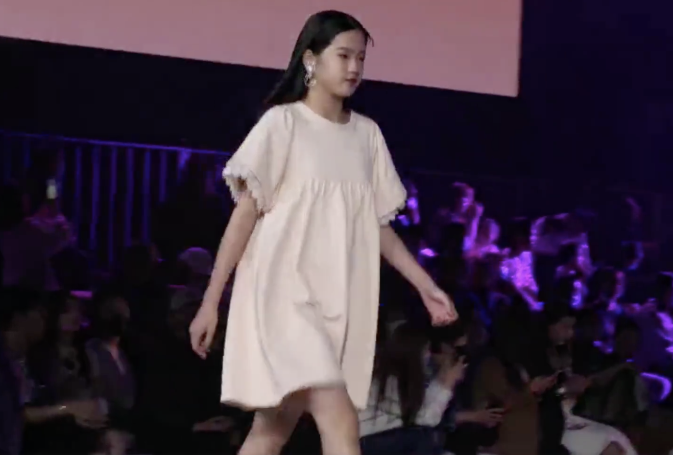 甜馨小考拉Jaden同台走秀超有範兒，李小璐鐘麗緹台下觀看陪女兒