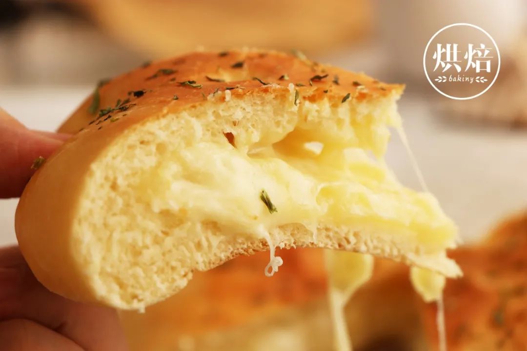 消耗土豆的好办法 拉丝很长的乳酪土豆面包 蓬松柔软 无人不爱