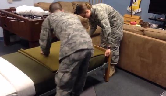 美军的另一面：训练无性别，轻则无法晋升，重则被勒令退役