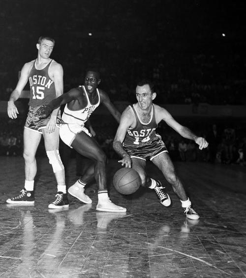 让NBA更改规则的6大球星：砍鲨战术被修改，张伯伦扩大三秒区