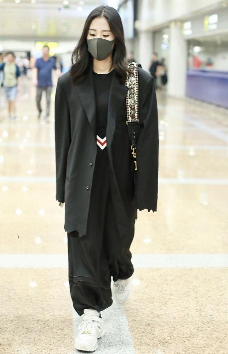 张碧晨真是懂时尚，穿灰西装配墨绿长裙太高级