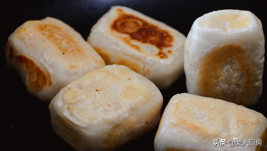 年糕不用買，撒點糯米粉，加點熱水自己做，咬一口，還會爆漿