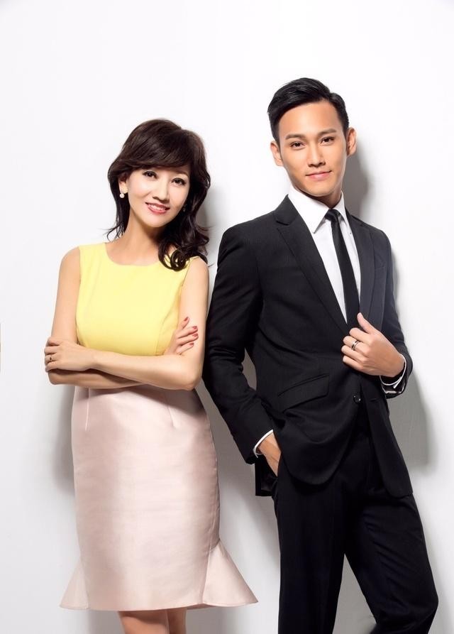 赵雅芝小儿子现身街头，颜值高获美女围观合影，还邀请网红回家玩