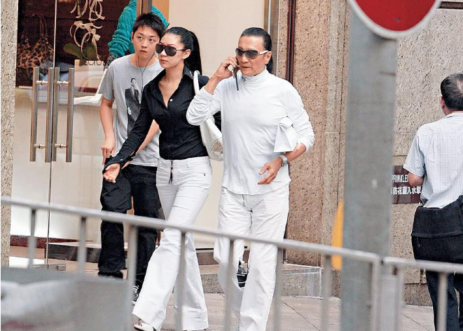 84岁谢贤终于摘下墨镜，面瘦肌黄似农民，喉咙大