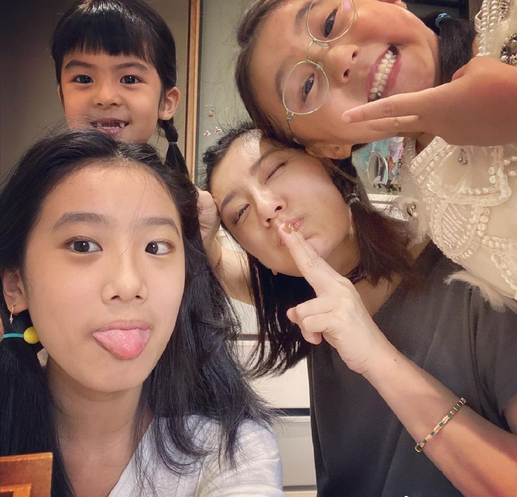 贾静雯晒女儿近照，咘咘BO妞开心展示自画像，画风清奇人更可爱