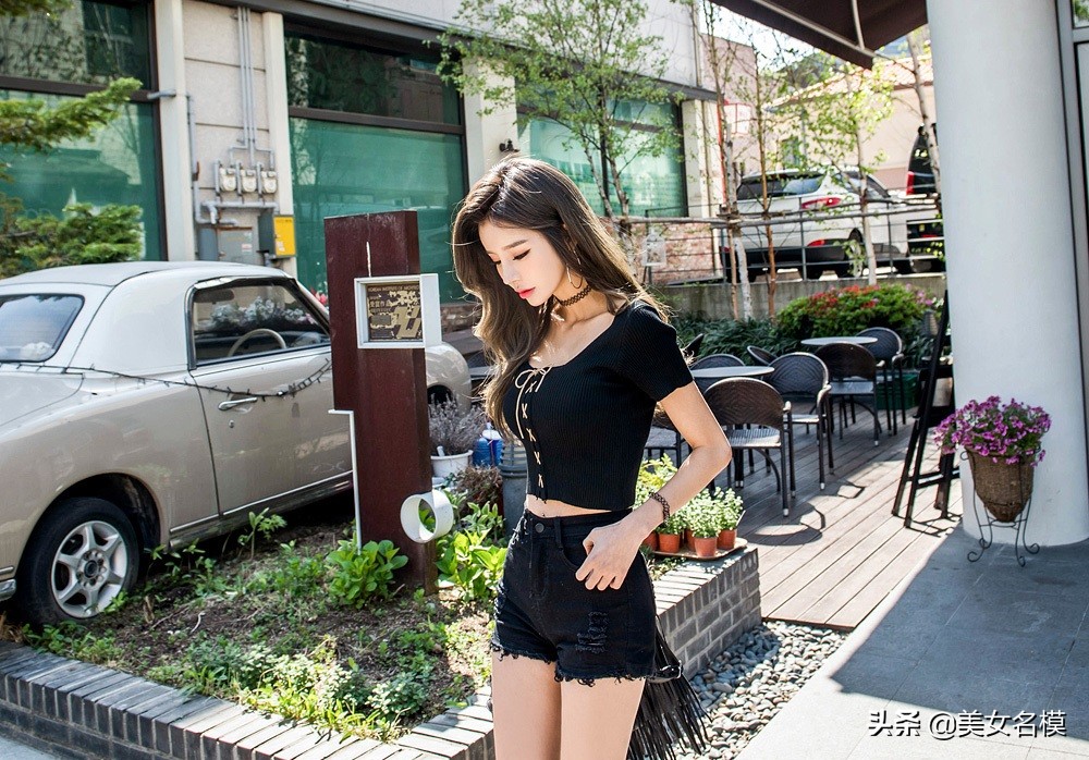 短款T卹牛仔短褲，輕鬆秀出小蠻腰