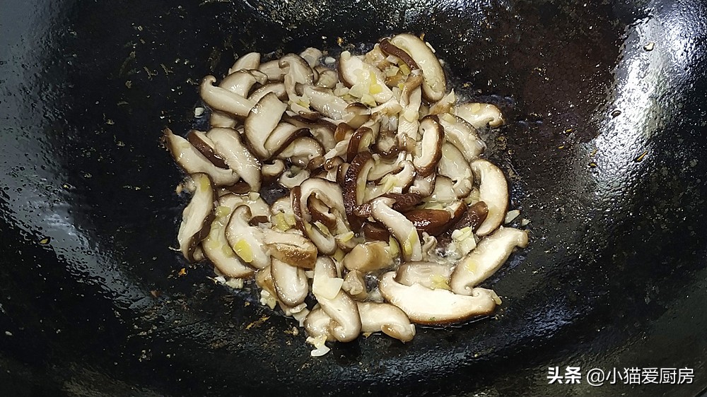 图片[11]-家常香菇炒油菜 这样做好吃 制作简单 味道清香 下饭还解腻-起舞食谱网