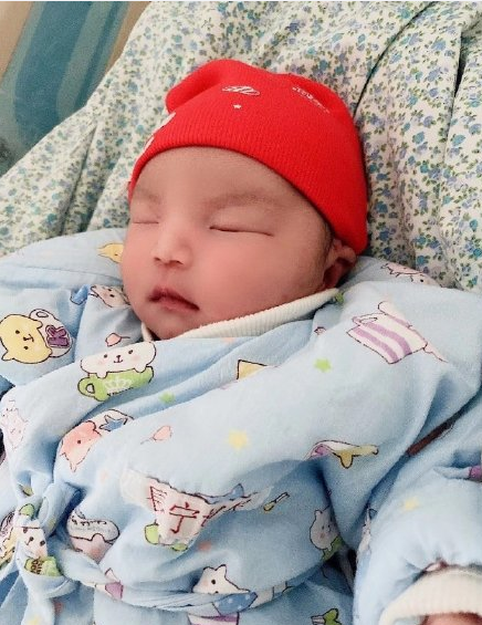 薛之谦前女友李雨桐宣布当妈喜讯，大方晒出宝宝正脸照