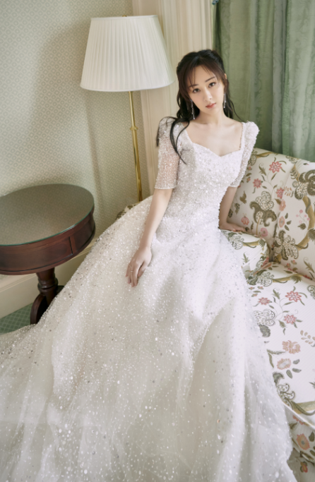 杨紫在国外看秀美出新高度，穿印花连衣裙领口开个小洞，气质惊艳