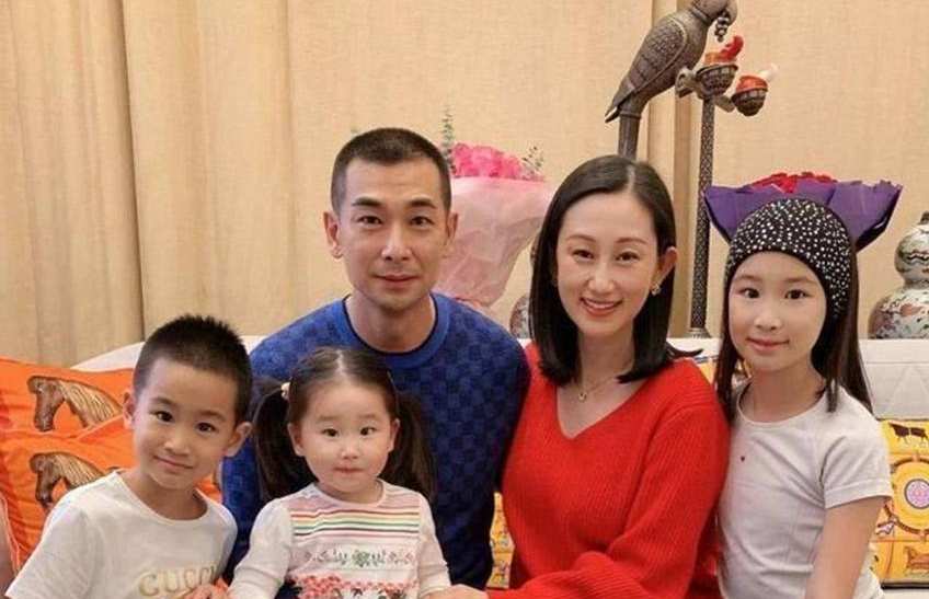 12岁森碟初长成，扎双马尾甜美可爱，长相跟爸爸田亮一个样