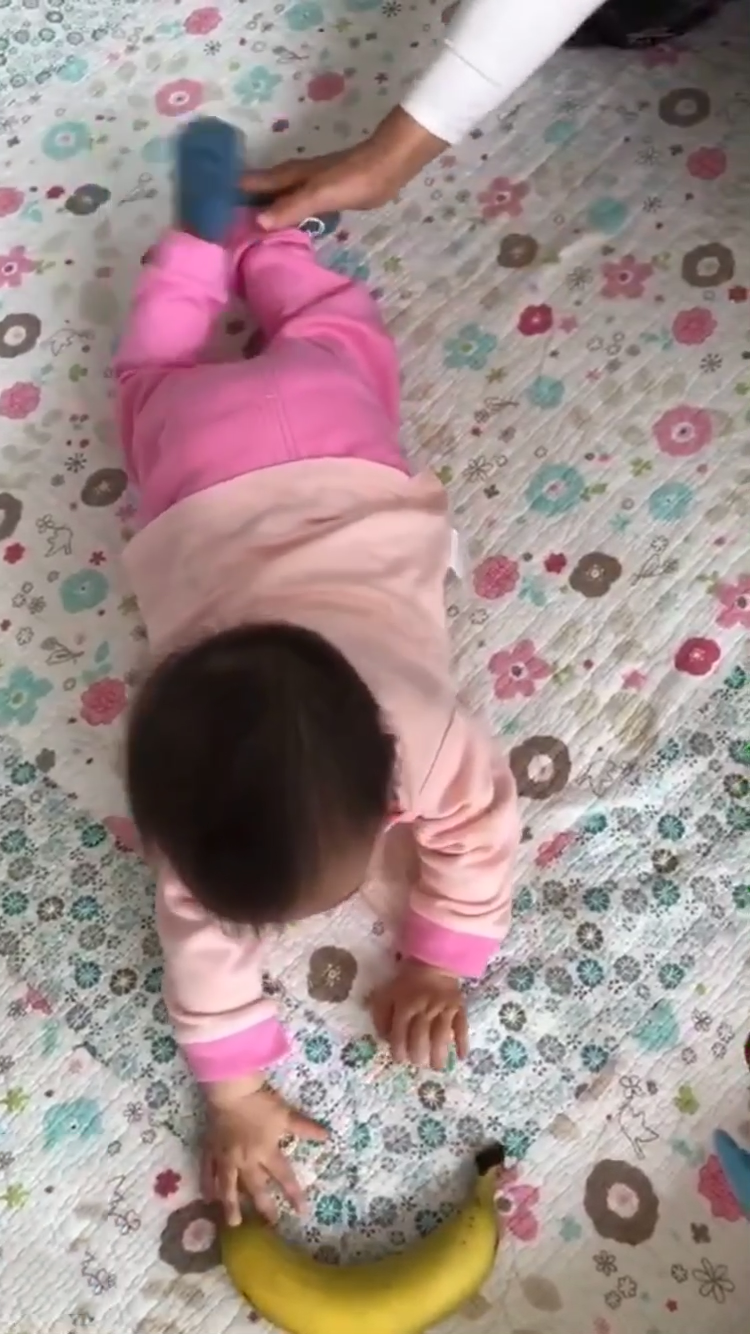 楊怡曬女兒近況，9個月小珍珠努力學爬，胡杏兒都忍不住拍手稱讚