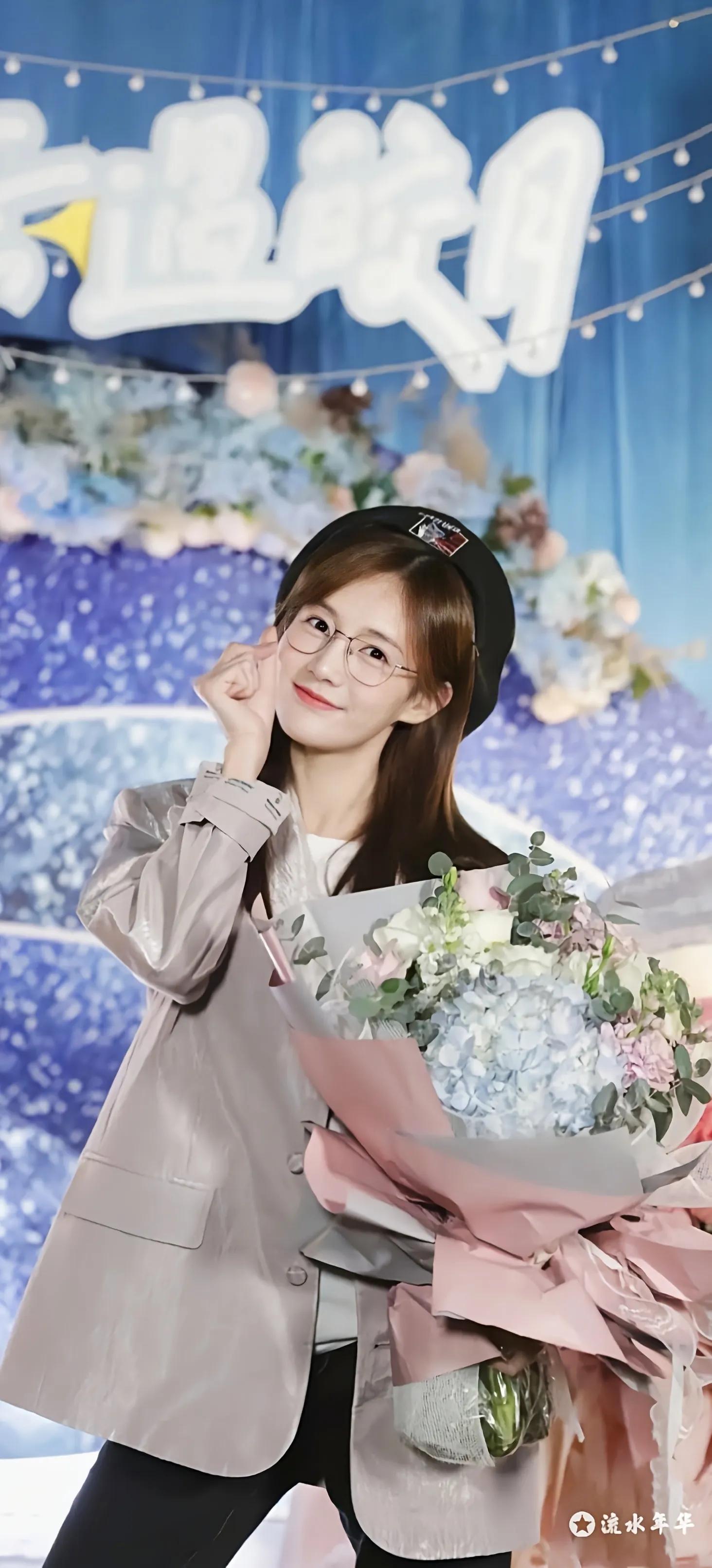 Li Yitong is nifty and melting wallpaper of photo mobile phone