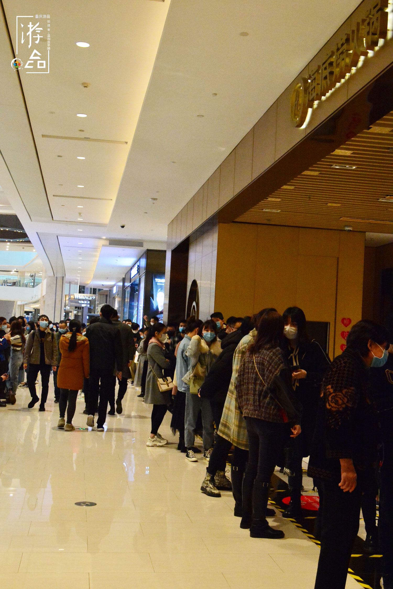 重庆人与海底捞的爱恨：嘴上说不好吃，但排队的人却很多